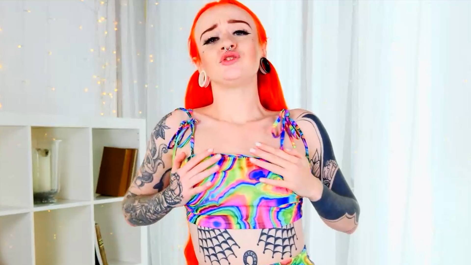 Azura Alii is one wild babe with a big ass who'll do anything to please you. Join this tattooed and pierced camgirl on her cam show today!